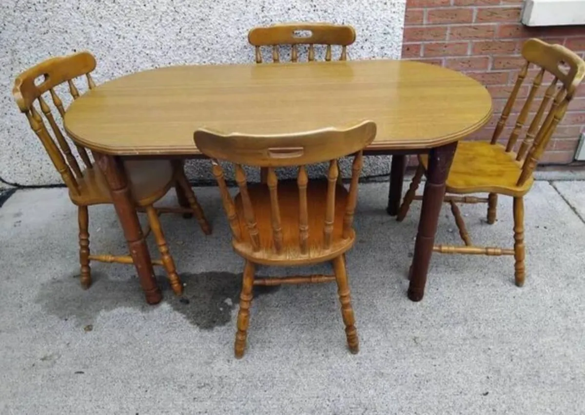 Table and chairs - Image 1