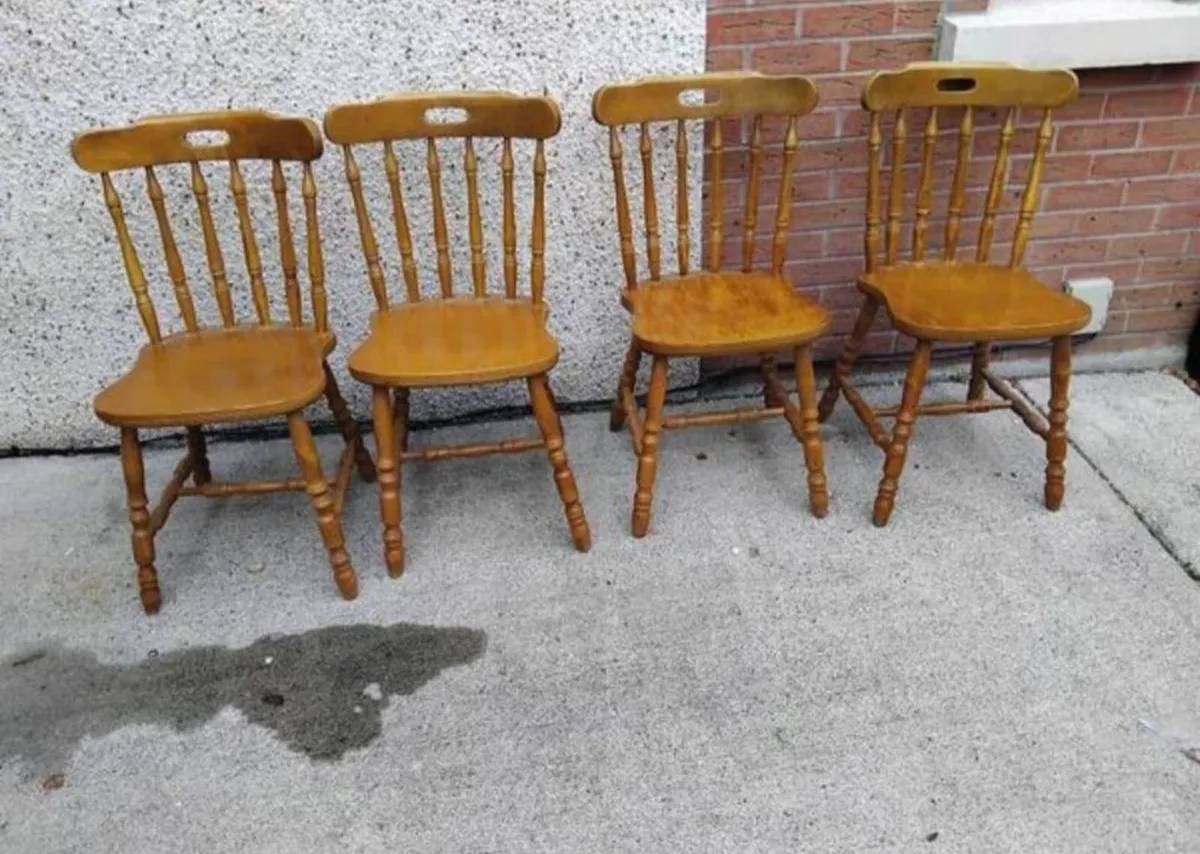 Table and chairs - Image 2
