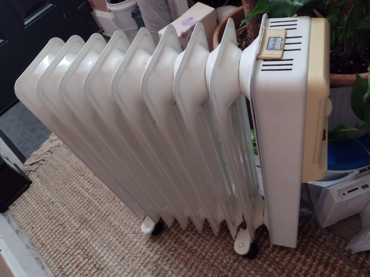 Large Futura 9 fin oil filled radiator 2000W - Image 1