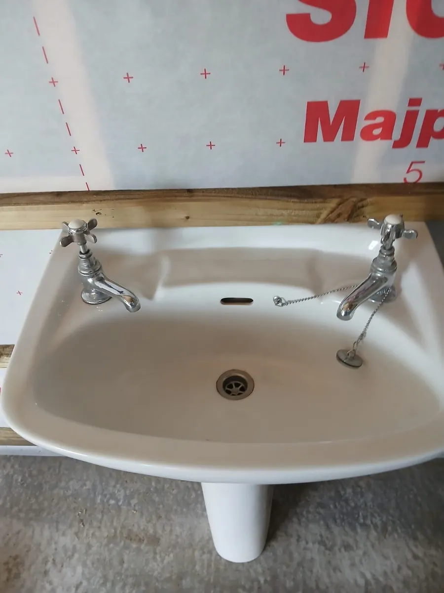 Traditional Pedestal Basin with Taps