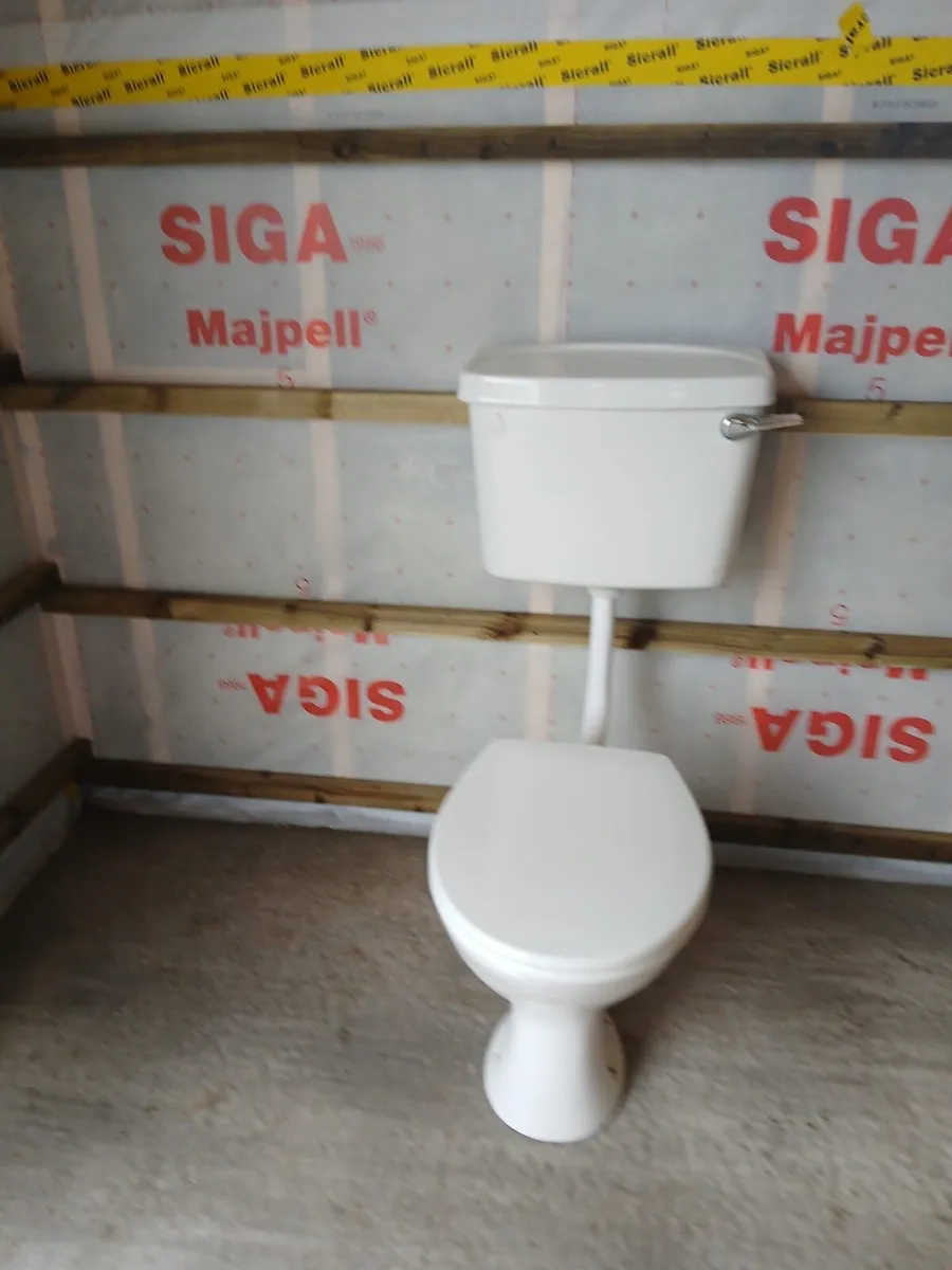 Traditional Bathroom Suite with Cast Iron Bath - Image 1