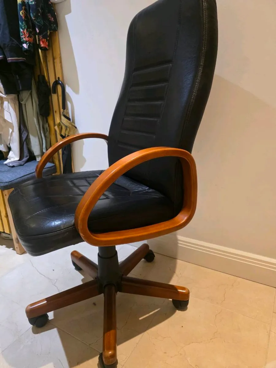 Office chair - Image 1