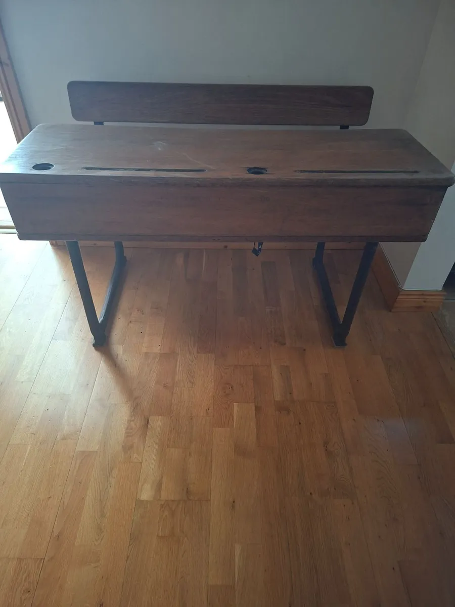 School desk - Image 1