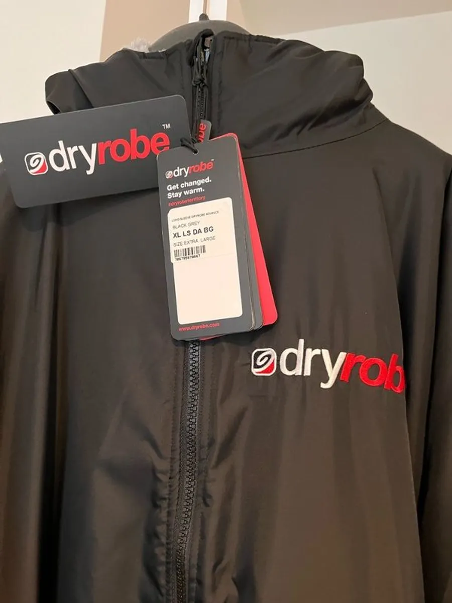 Coat: Brand New Dry Robe Suitable For Outdoors - Image 3