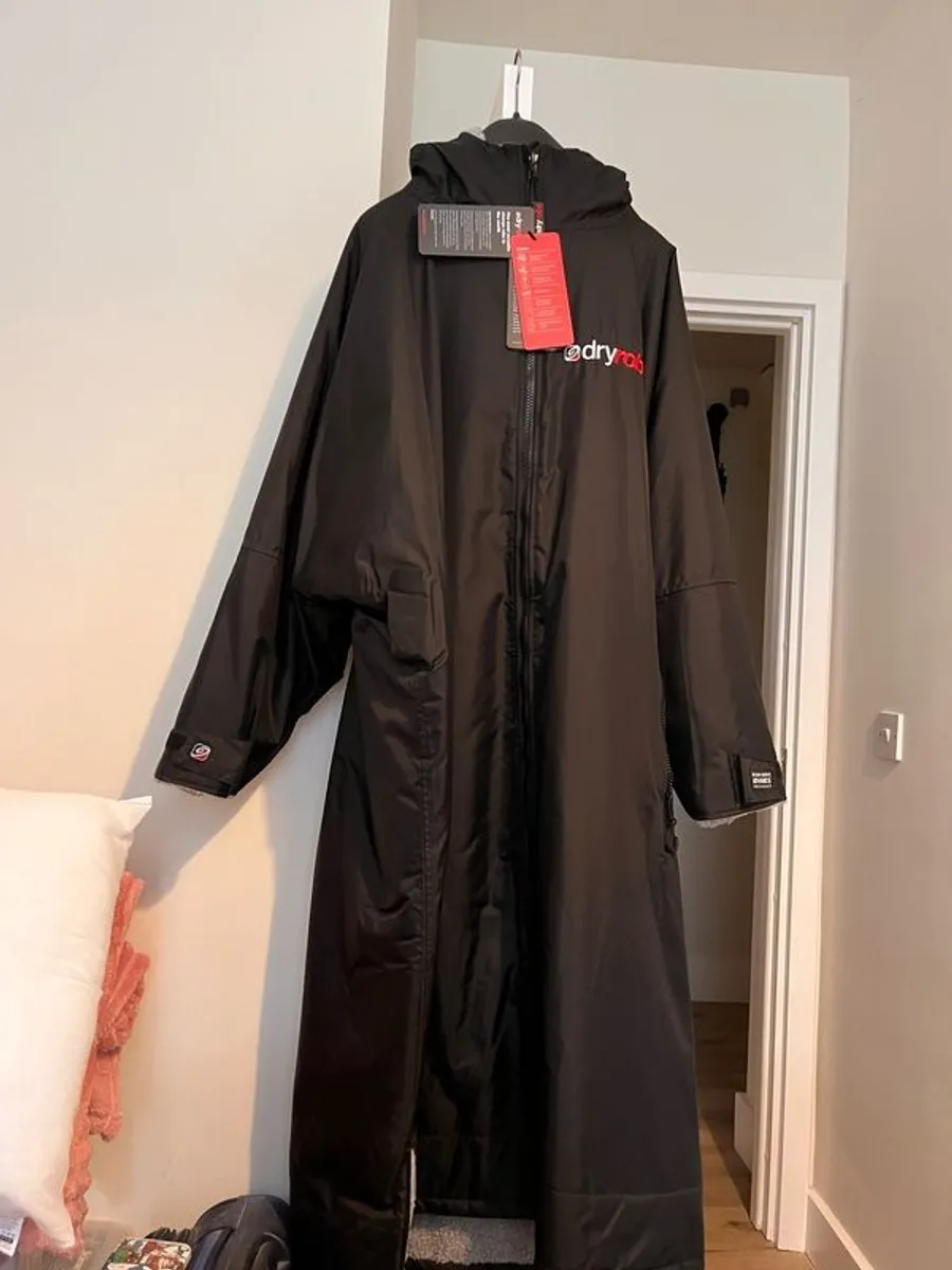 Coat: Brand New Dry Robe Suitable For Outdoors - Image 4