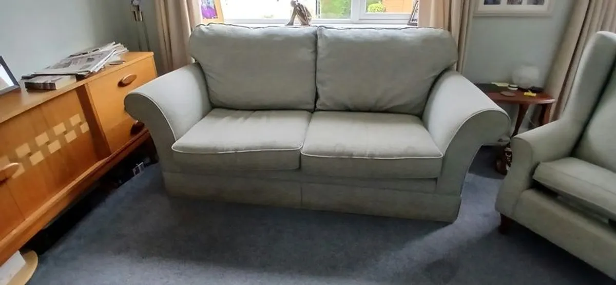 Beautiful neat Sofa with 2 Queen Anne armchairs - Image 1