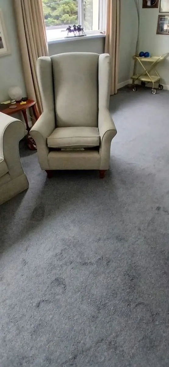 Beautiful neat Sofa with 2 Queen Anne armchairs - Image 2
