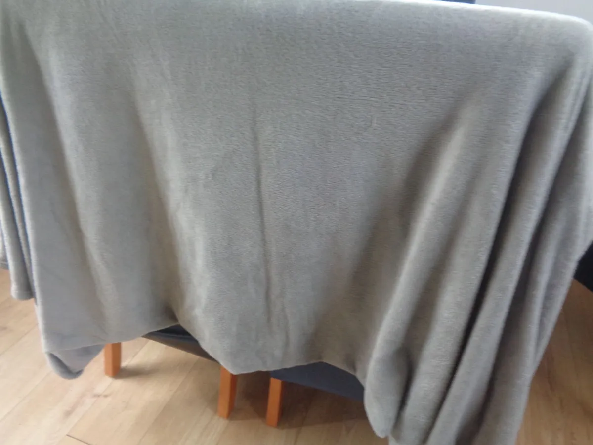 Lightweight Fleece Throw Blanket - Image 1