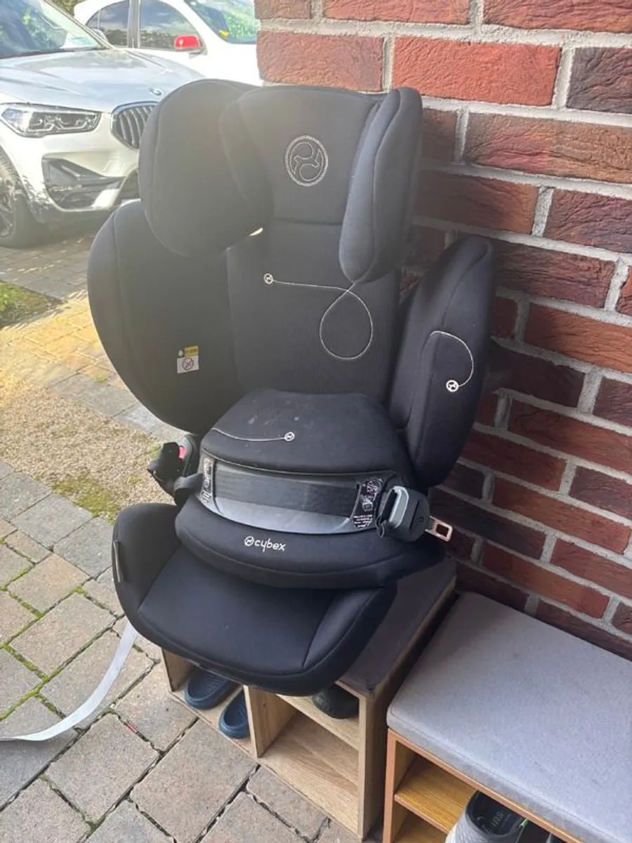 Well-Maintained Child Car Seat for Sale - Image 1