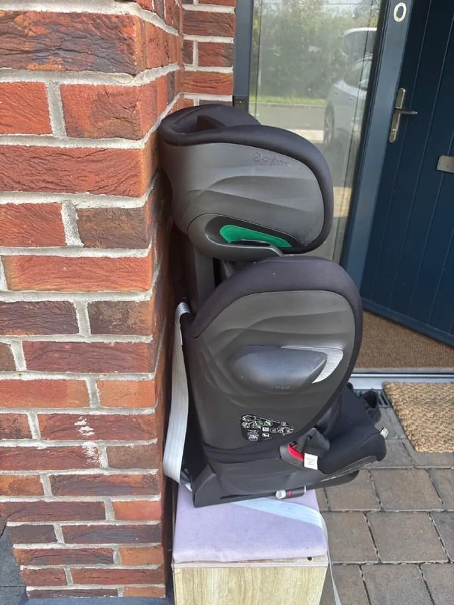 Well-Maintained Child Car Seat for Sale - Image 2