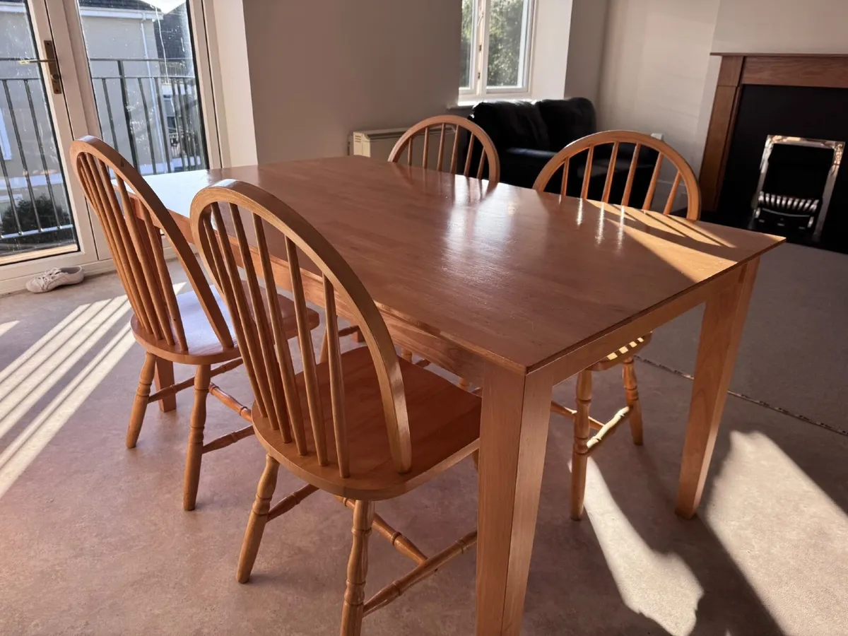 Table and 4 chairs - Image 1