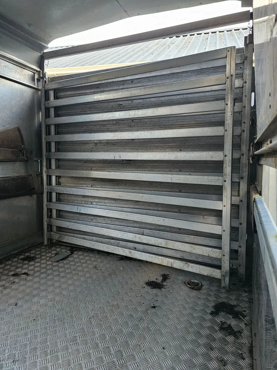 Tri-axel cattle trailer 14 ft - Image 3