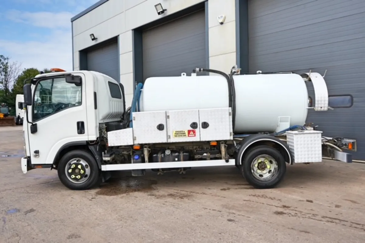 2021 ISUZU FORWARD N75-190 4X2 VACUUM TANKER - Image 4