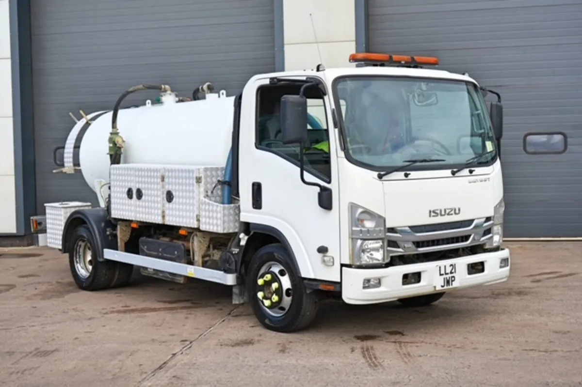 2021 ISUZU FORWARD N75-190 4X2 VACUUM TANKER - Image 1
