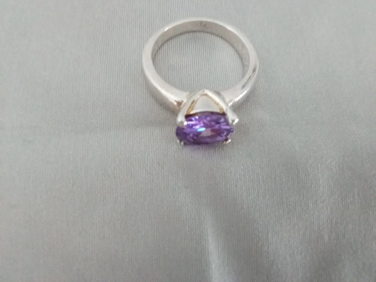 Costume Jewellery Purple Stone Ring. - Image 1