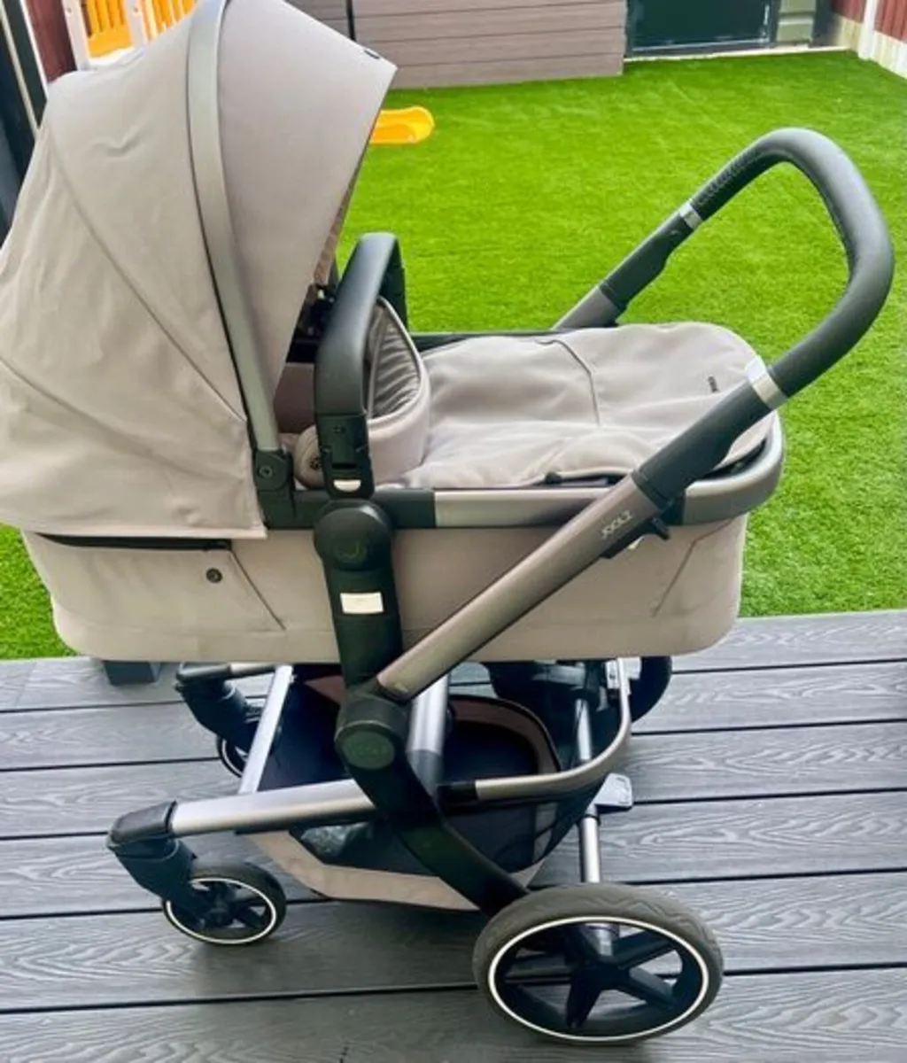 Joolz Day+ Pram / Pushchair with Carrycot & Seat - Image 1