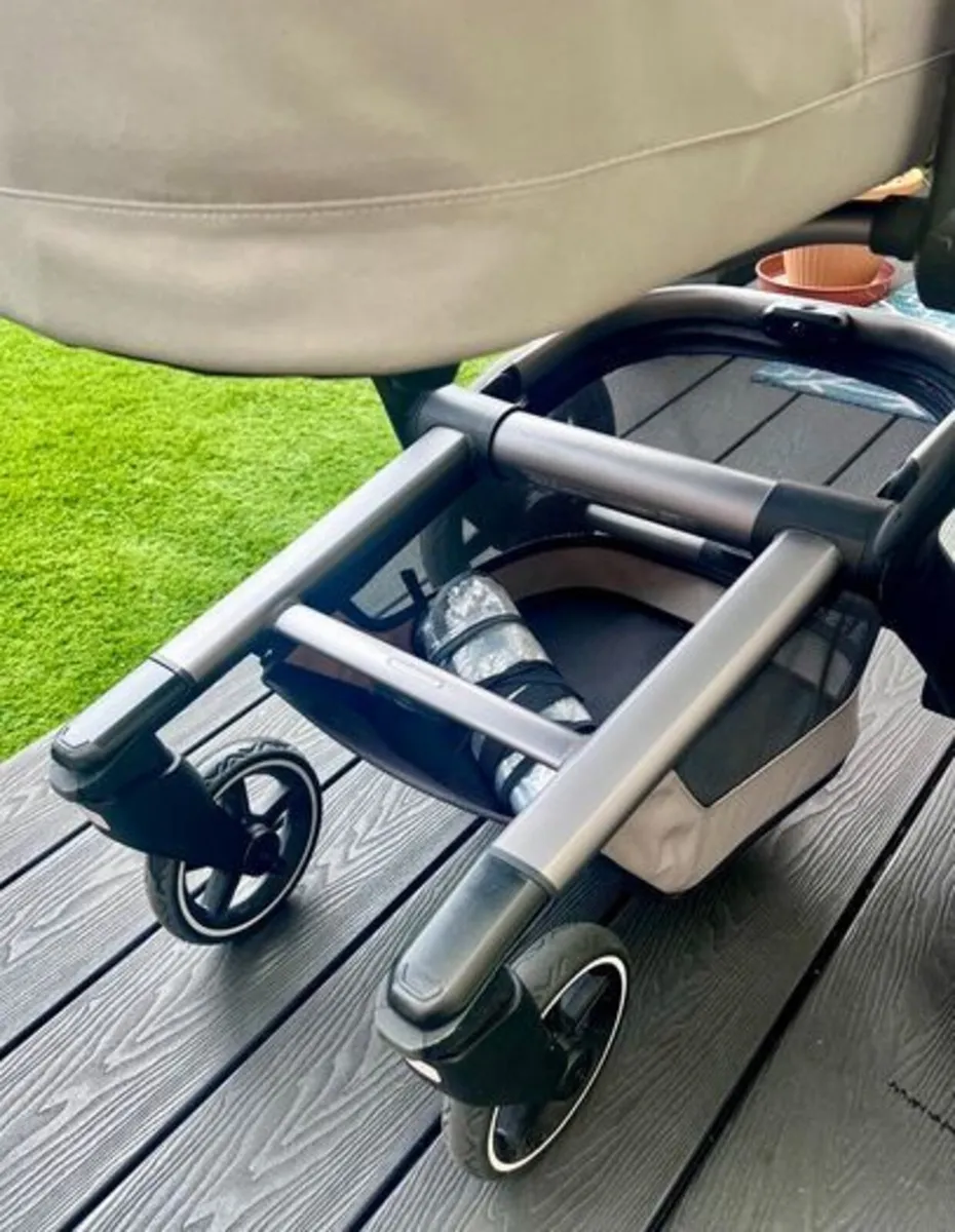 Joolz Day+ Pram / Pushchair with Carrycot & Seat - Image 3