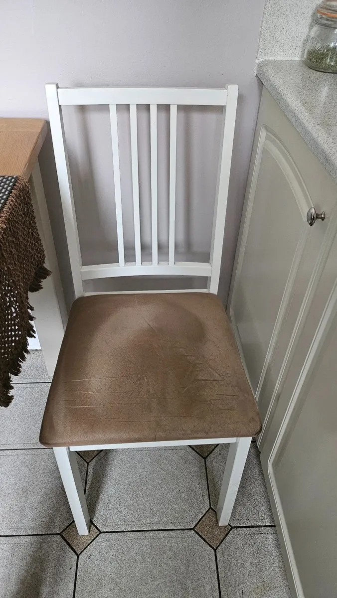 Wood Dining table and padded chairs - Image 4