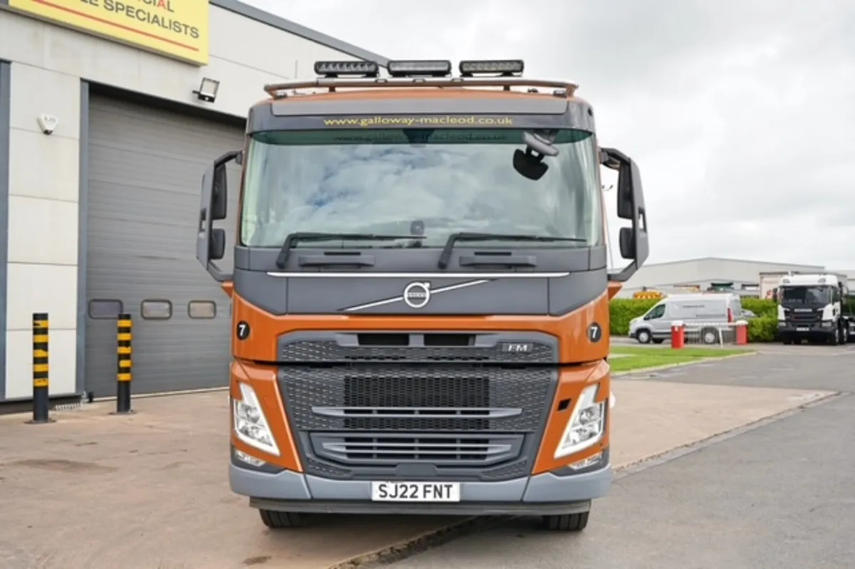 2022 VOLVO FM420 8X4 BULK TIPPER / BLOWER - Image 2