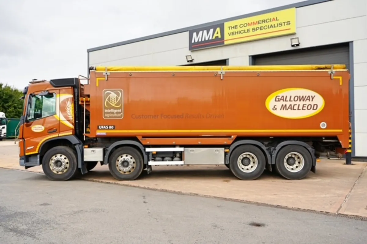 2022 VOLVO FM420 8X4 BULK TIPPER / BLOWER - Image 4