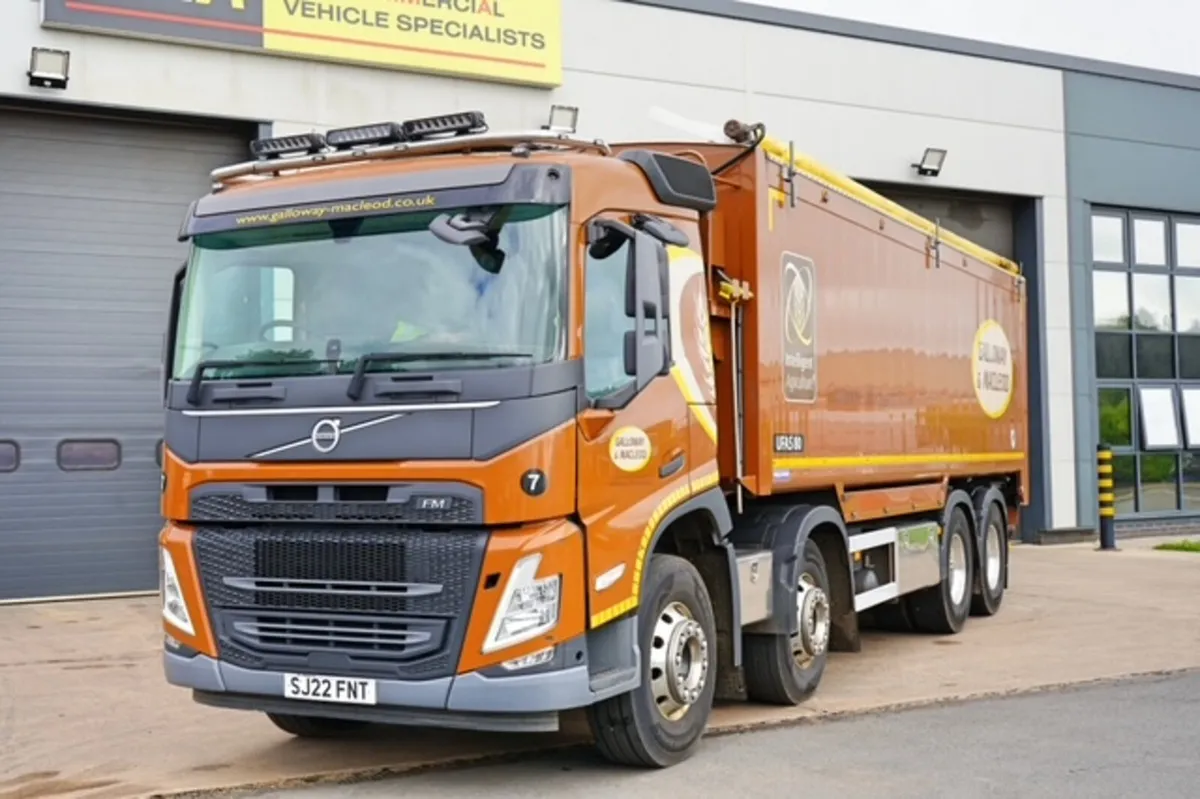 2022 VOLVO FM420 8X4 BULK TIPPER / BLOWER - Image 3