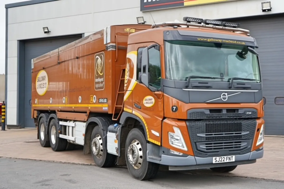 2022 VOLVO FM420 8X4 BULK TIPPER / BLOWER - Image 1