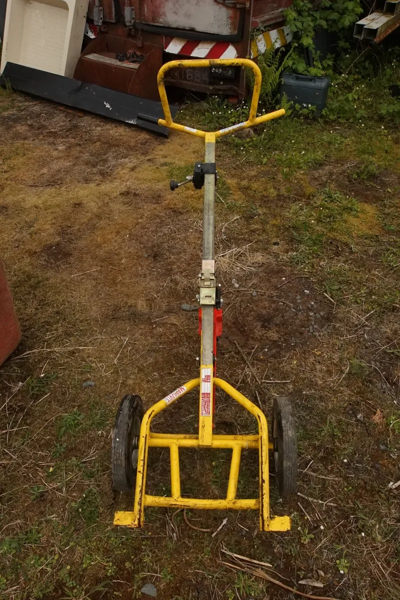Manuvit 350 kg drum-handling trolley - Image 2