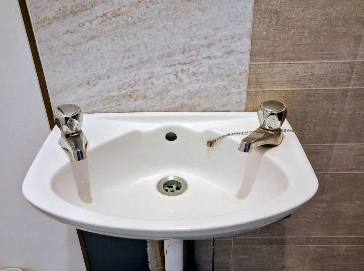 Toilet & sink & power shower - Image 3