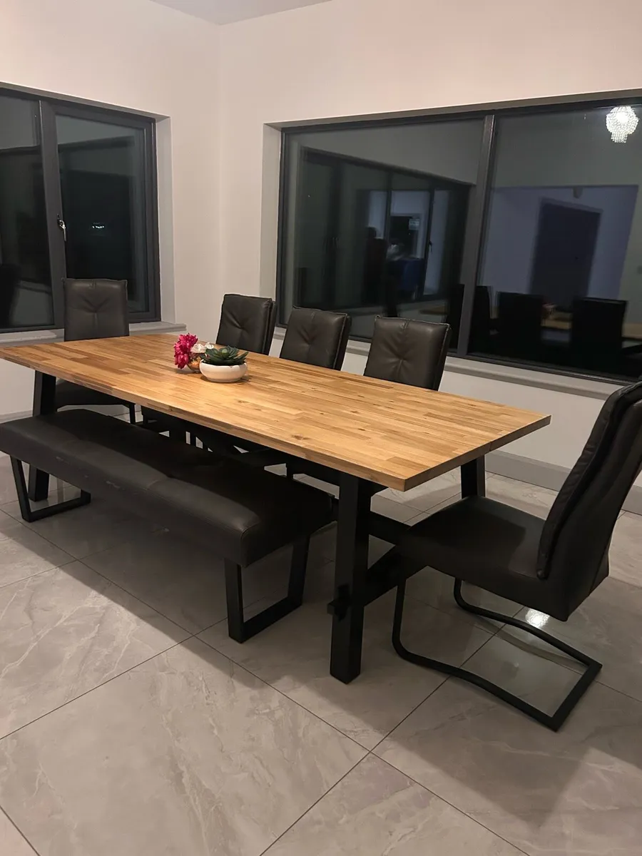 Table and chairs - Image 2