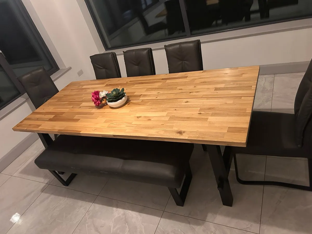 Table and chairs - Image 3