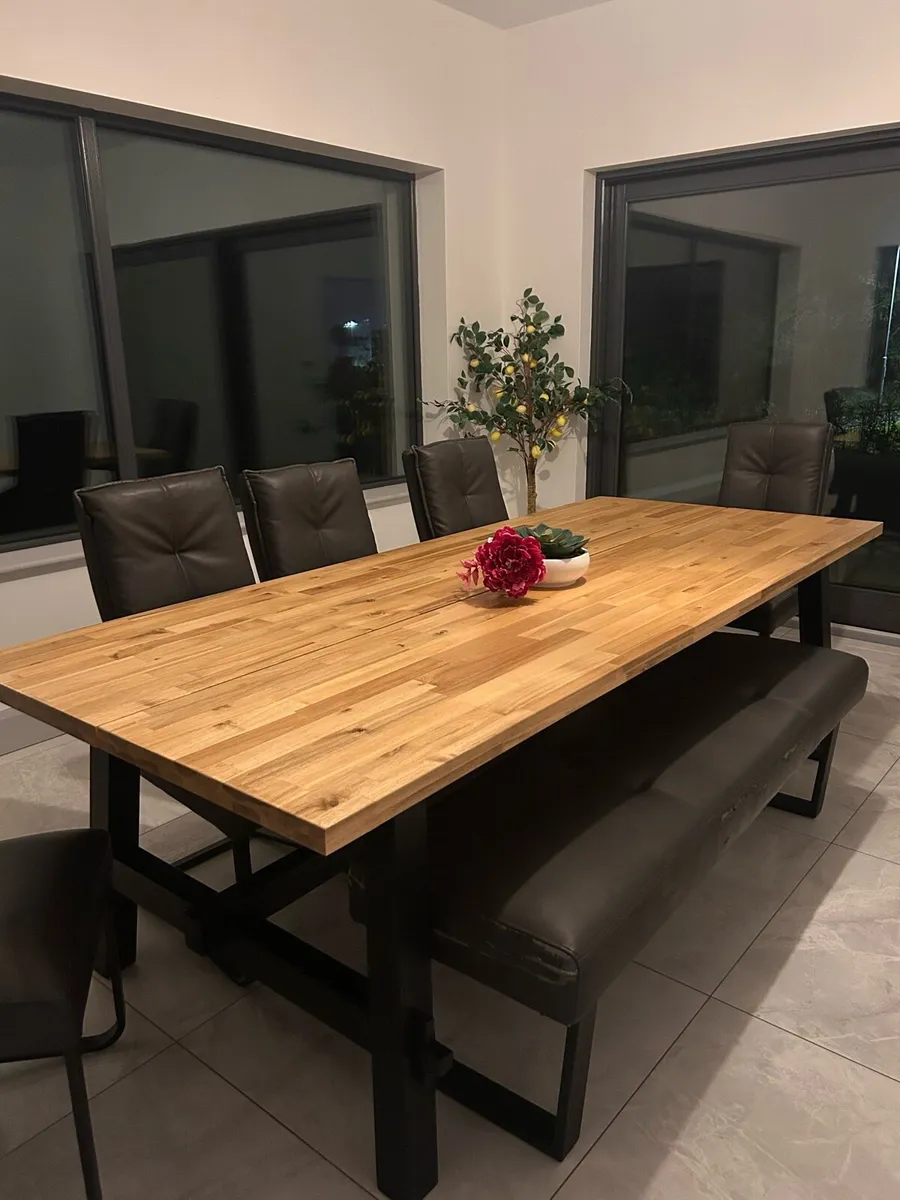 Table and chairs - Image 1