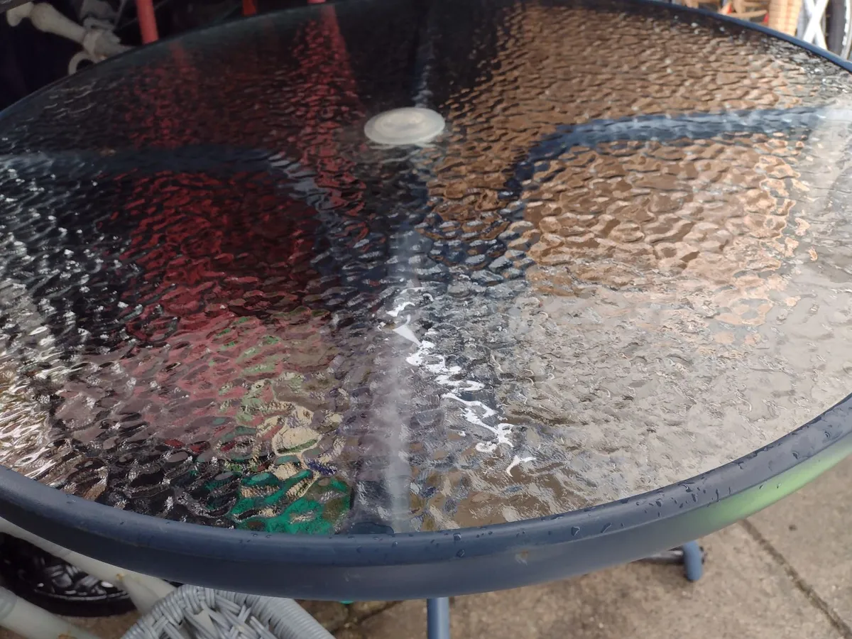New heavy garden/patio table with glass top - Image 2