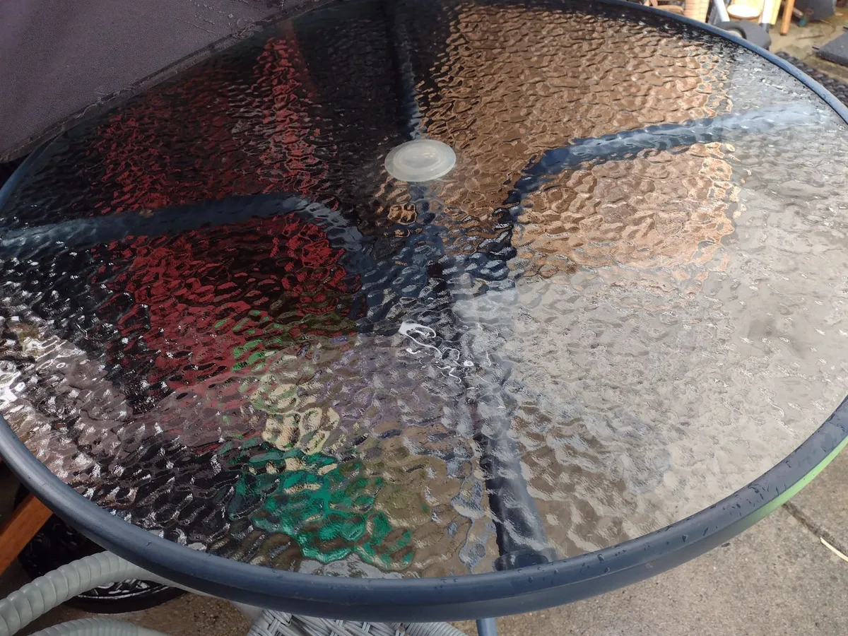 New heavy garden/patio table with glass top - Image 4