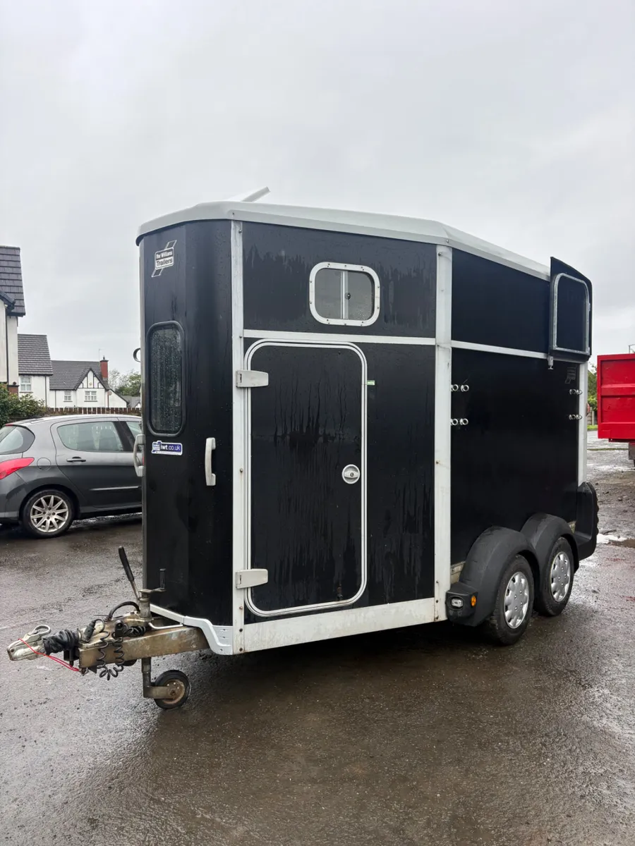 Ifor Williams 511 black horsebox - Image 1