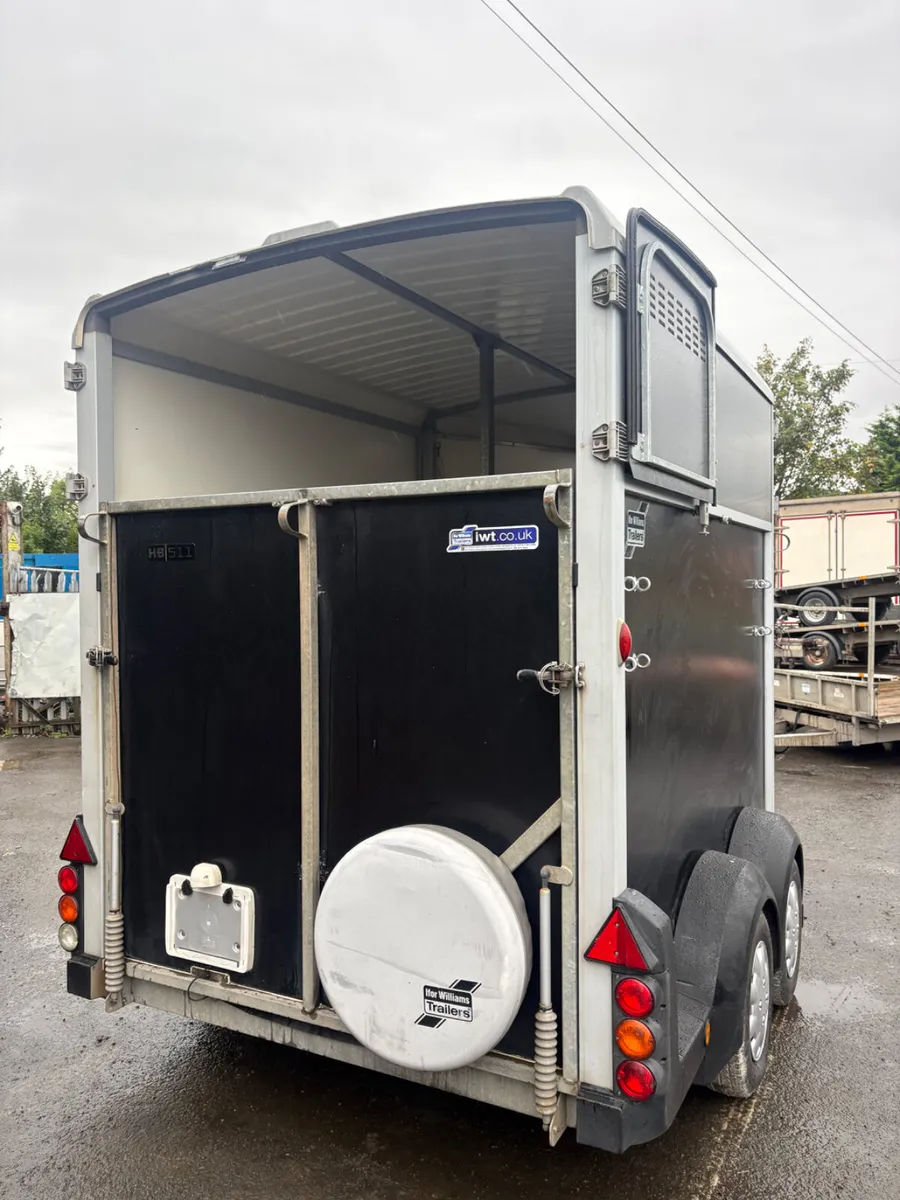 Ifor Williams 511 black horsebox - Image 2