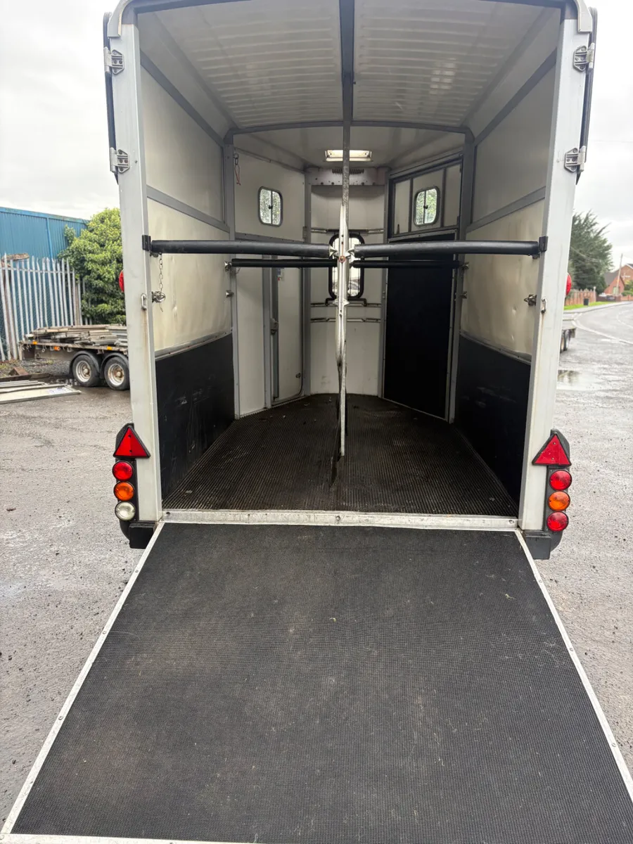 Ifor Williams 511 black horsebox - Image 3
