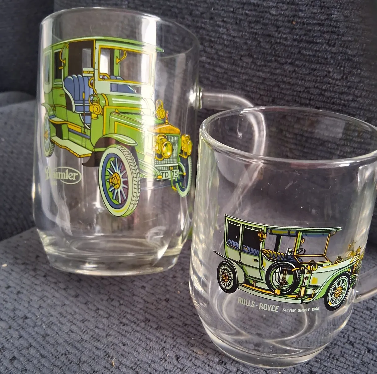 Vintage glass featuring cars - Image 2