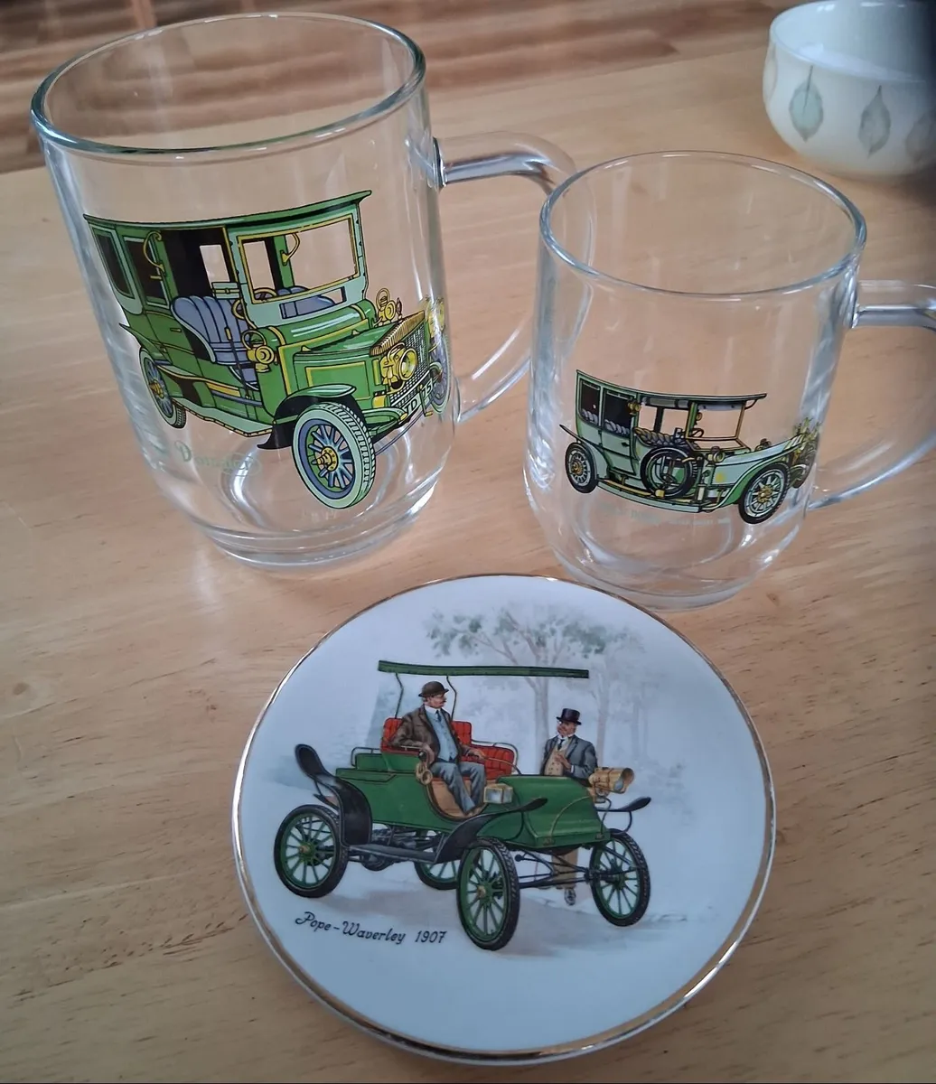 Vintage glass featuring cars - Image 3