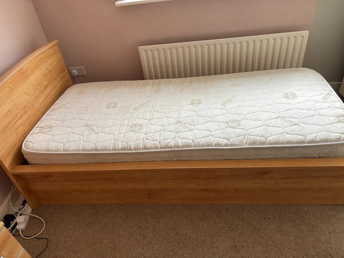 Single bed - Image 1
