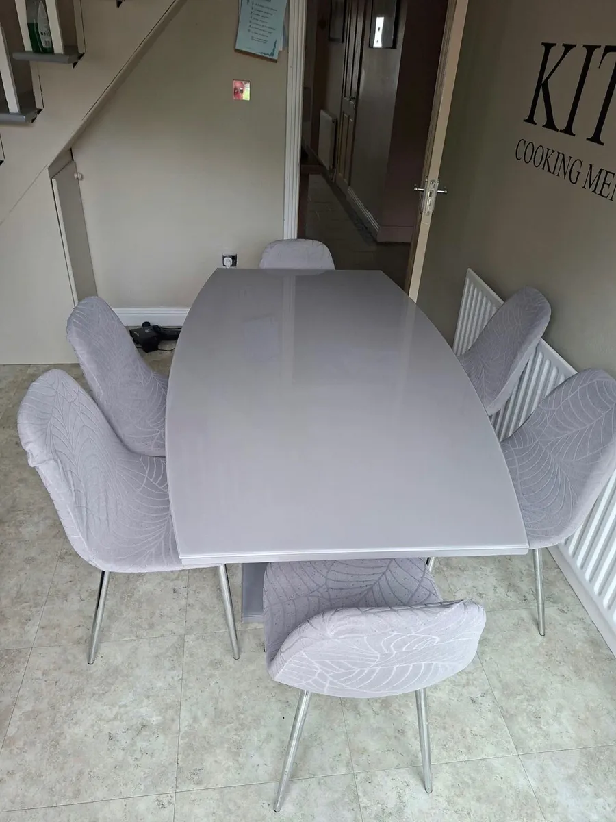 Dining table & 6 chairs - Image 1