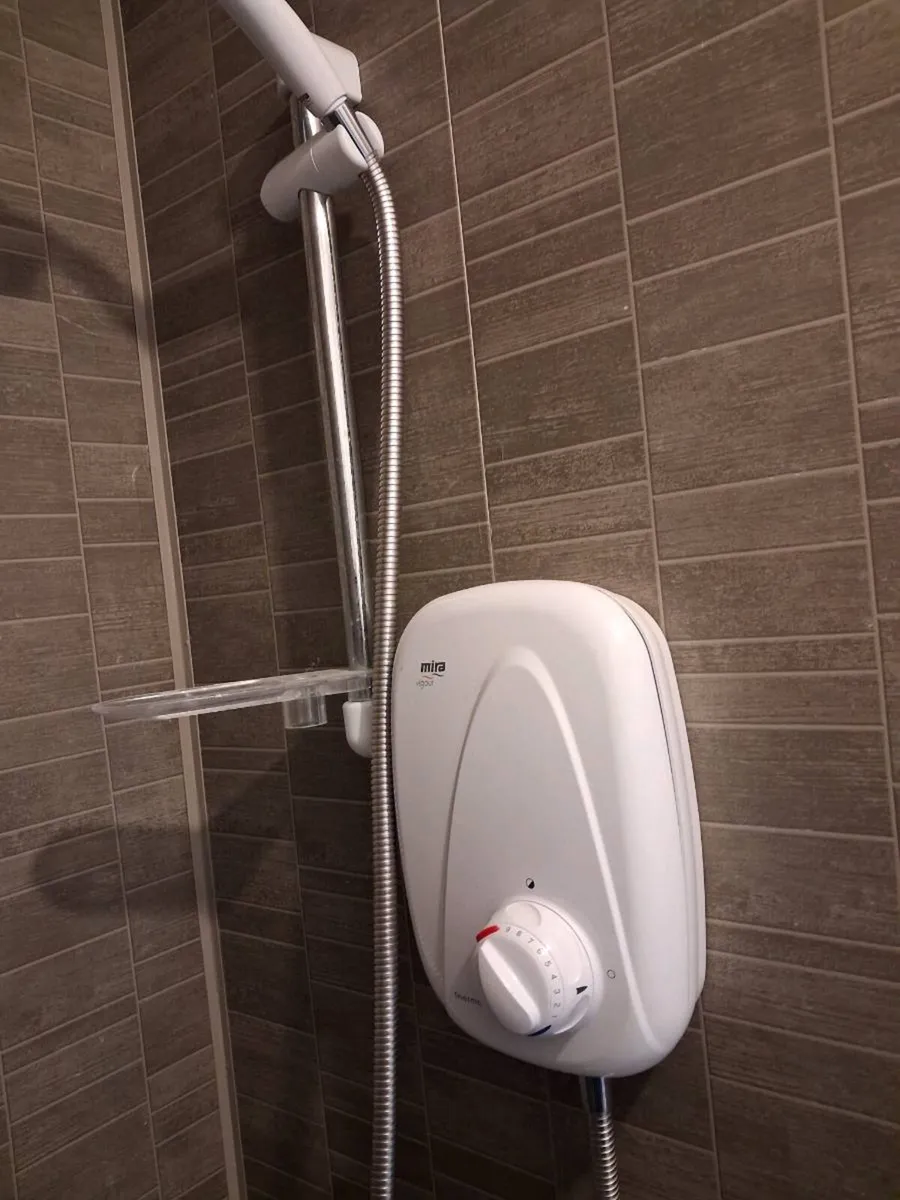 Toilet & sink & power shower - Image 4