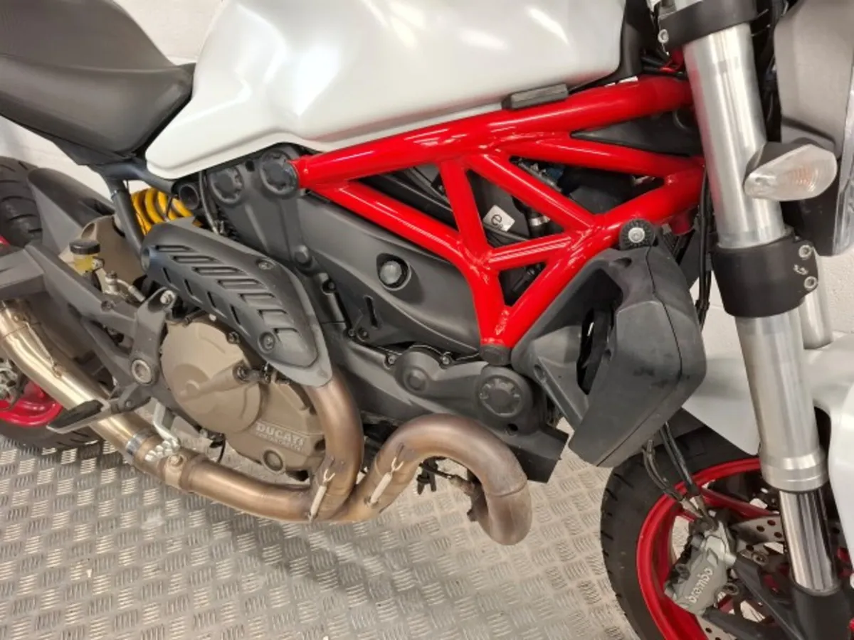 DUCATI Monster 821 2015 - Image 4