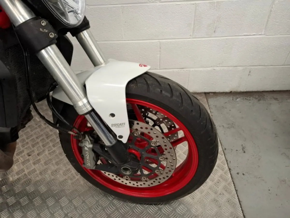 DUCATI Monster 821 2015 - Image 3