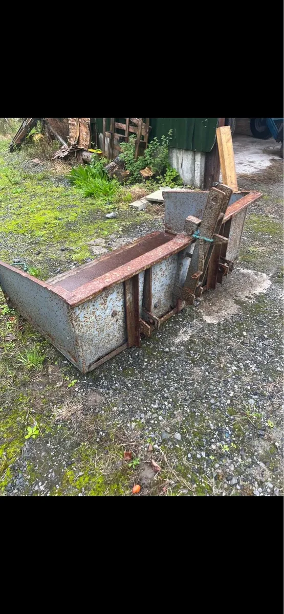 Transport box and bale spike - Image 3