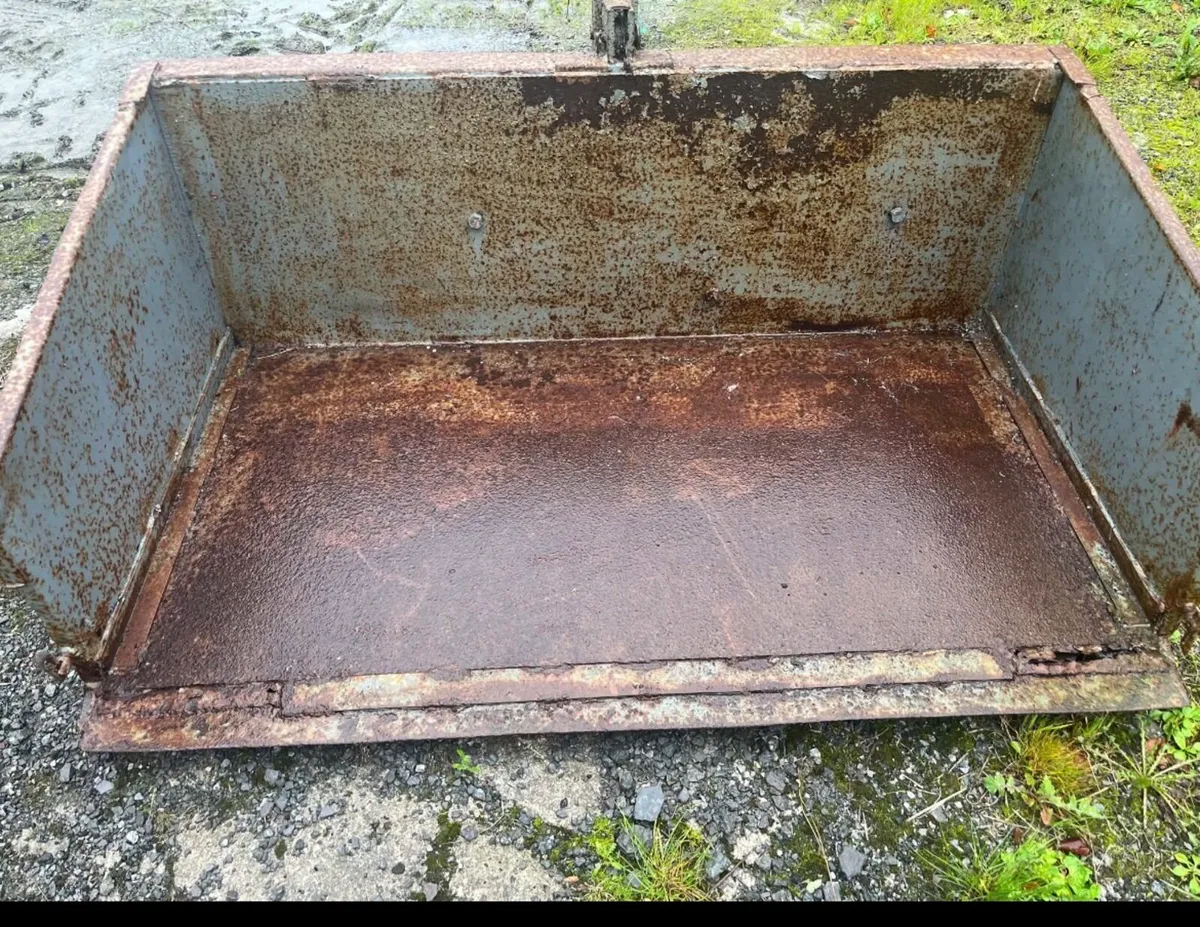 Transport box and bale spike - Image 1
