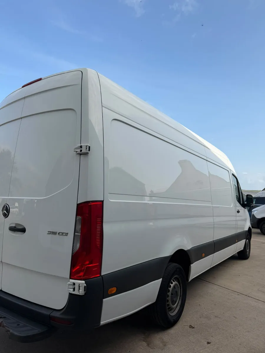 Mercedes-Benz Sprinter 2022 - Image 2