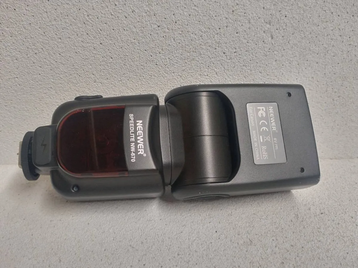 Neewer NW-670 speedlite - Image 1
