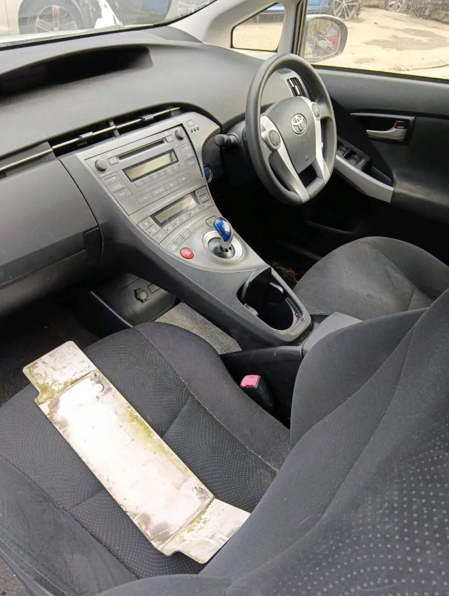 Breaking Toyota Prius 2012 hybrid - Image 3