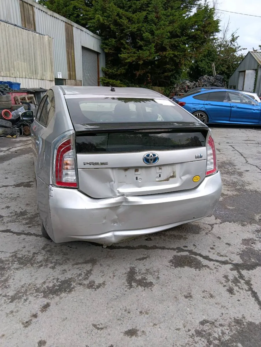 Breaking Toyota Prius 2012 hybrid - Image 4