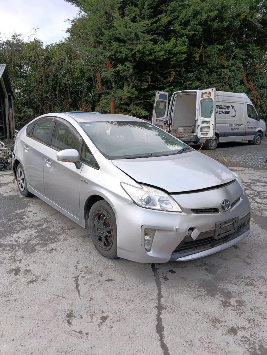 Breaking Toyota Prius 2012 hybrid - Image 1